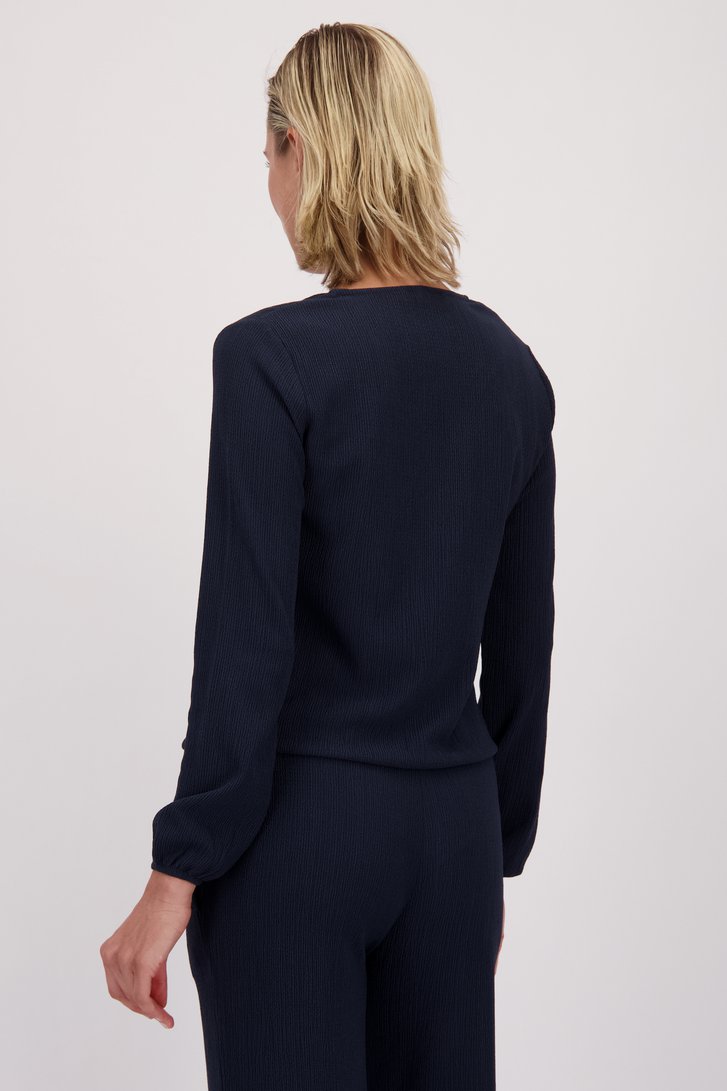 Le dos de Blouse bleu foncé texturée à col en V de Claude Arielle pour Femmes