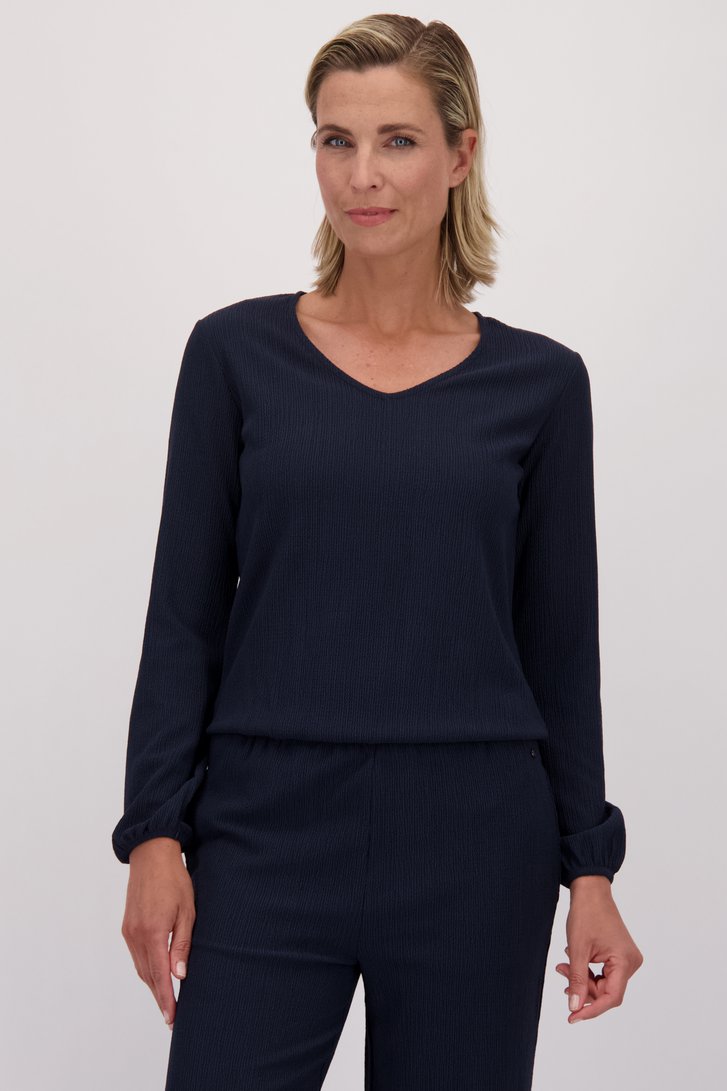 Le devant de Blouse bleu foncé texturée à col en V de Claude Arielle pour Femmes