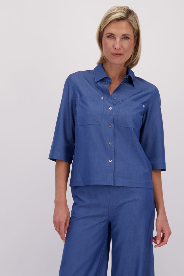 Le devant de Blouse bleue à look denim de Claude Arielle pour Femmes
