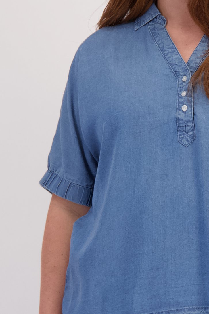 Détail de Blouse bleue aspect denim de ONLY Carmakoma pour Femmes