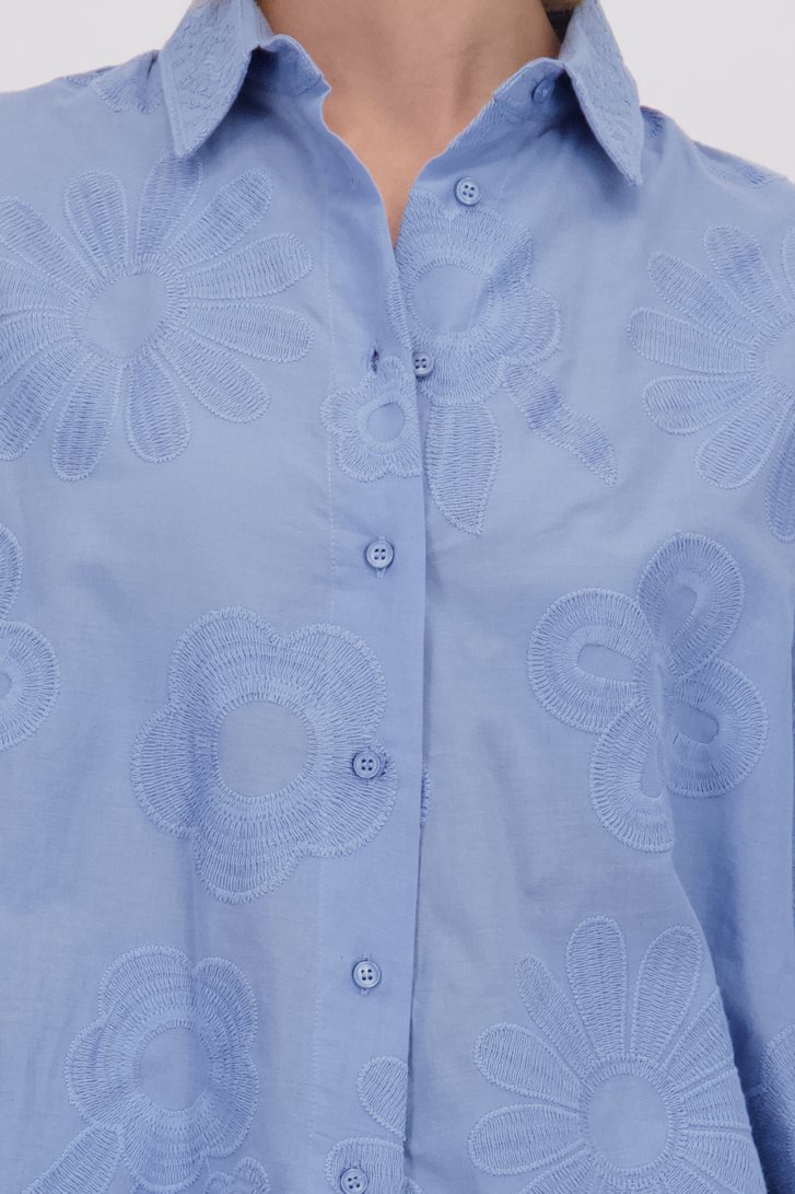 Détail de Blouse bleue avec fleurs brodées de More & More pour Femmes