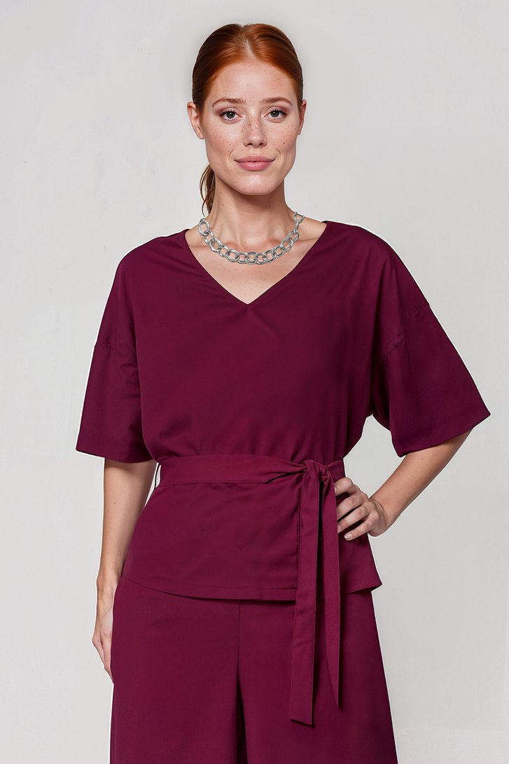 Le devant de Blouse bordeaux avec lien à nouer de D'Auvry pour Femmes
