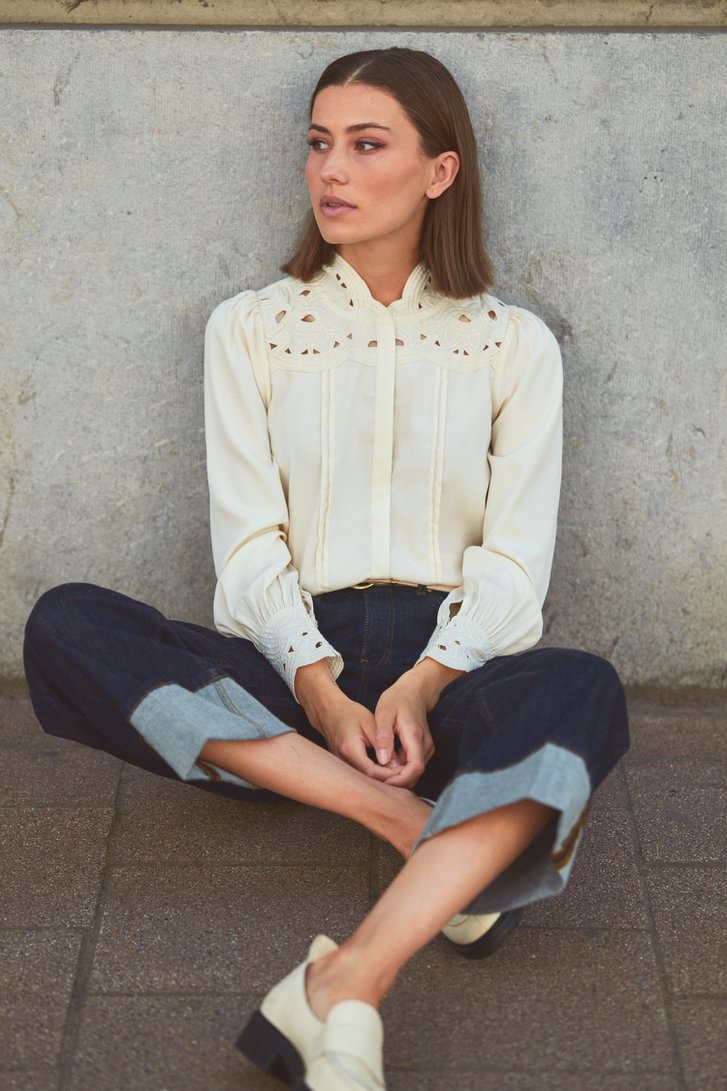 Blouse écrue à encolure brodée	 de D'Auvry pour Femmes