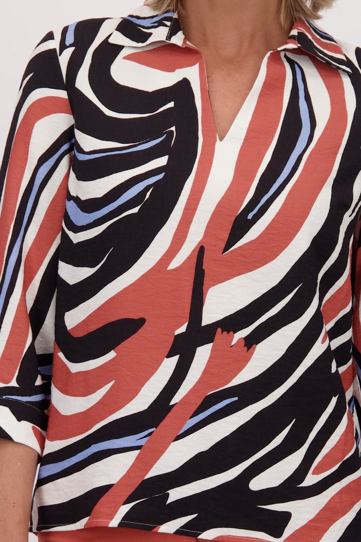 Détail de Blouse écrue à imprimé graphique orange de Claude Arielle pour Femmes