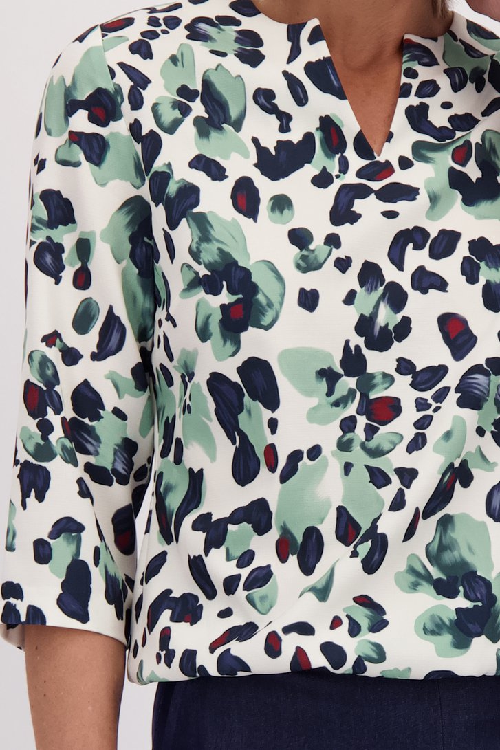 Détail de Blouse écrue à imprimé vert de Claude Arielle pour Femmes
