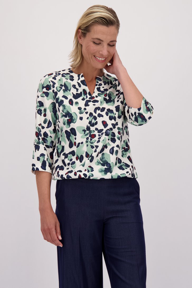 Le devant de Blouse écrue à imprimé vert de Claude Arielle pour Femmes