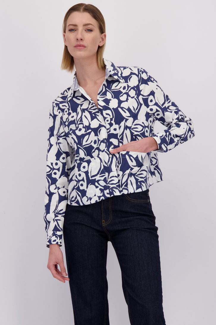 Le devant de Blouse en coton bleue à imprimé floral de More & More pour Femmes