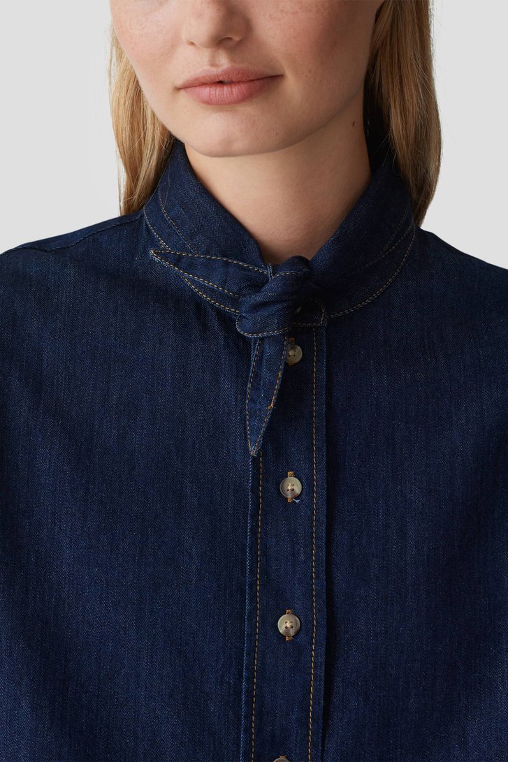 Détail de Blouse en denim bleu foncé avec ruban à nœuds de Opus pour Femmes