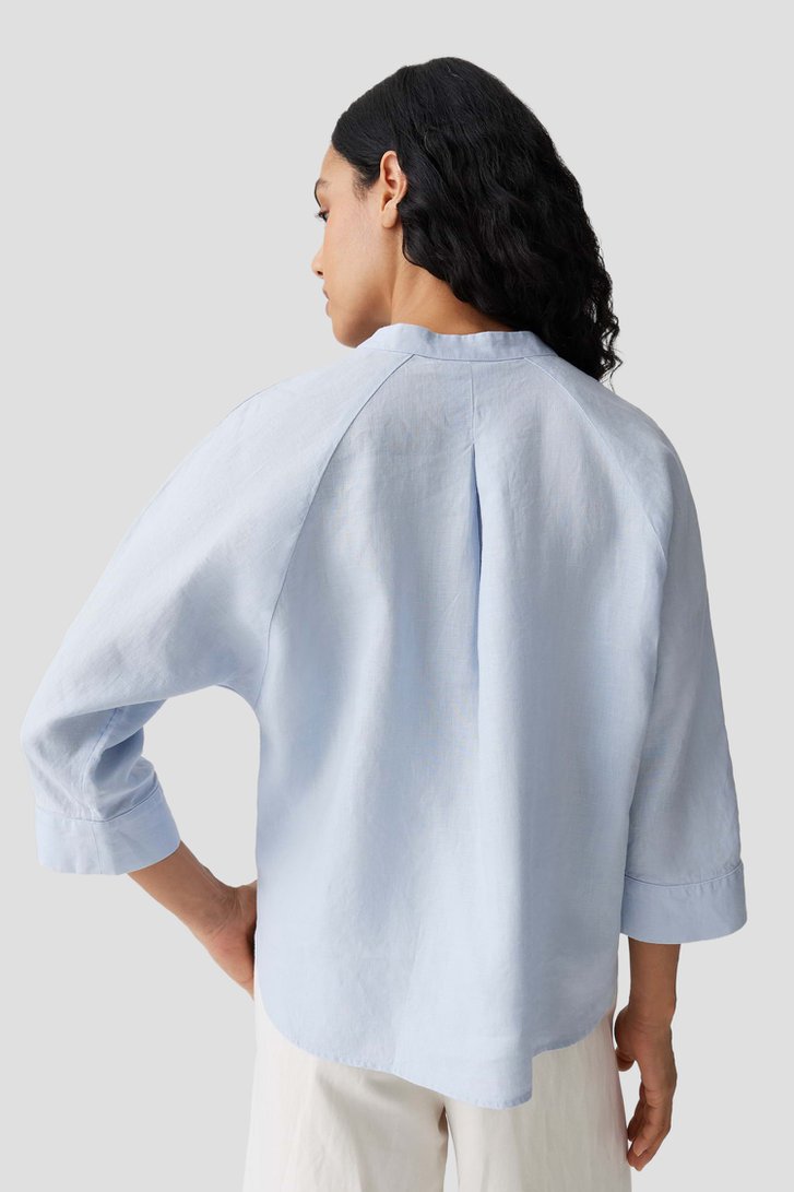 Le dos de Blouse en lin bleu clair à manches 3/4 de Opus pour Femmes
