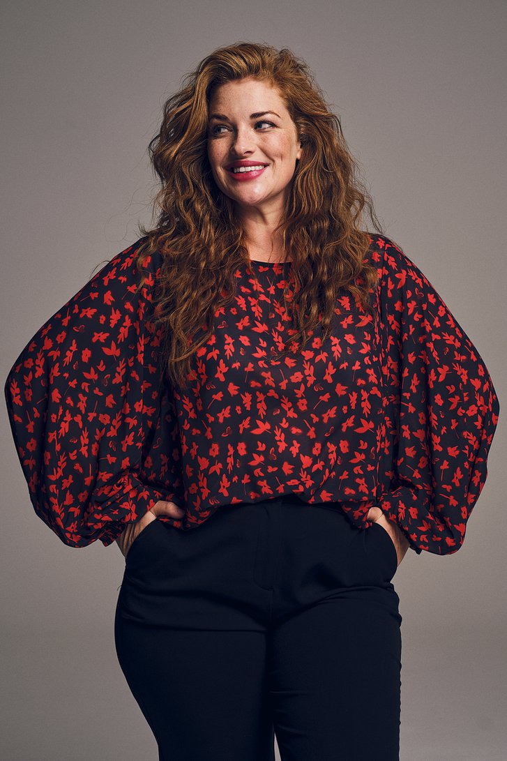 Blouse fine gris foncé à imprimé floral rouge de Louise pour Femmes