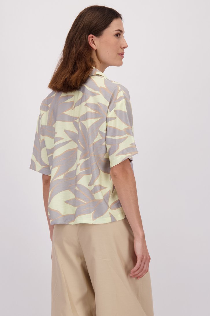 Le dos de Blouse jaune imprimée à manches courtes de LŌVING pour Femmes