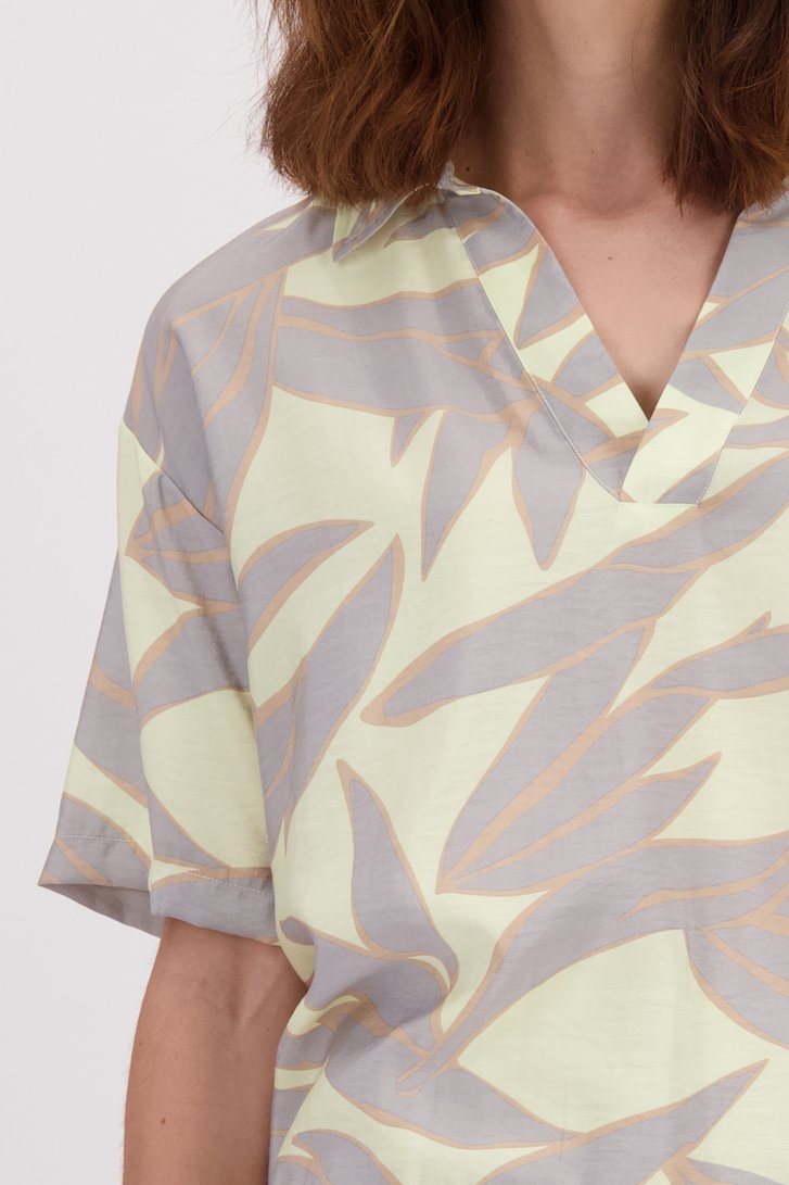 Détail de Blouse jaune imprimée à manches courtes de LŌVING pour Femmes