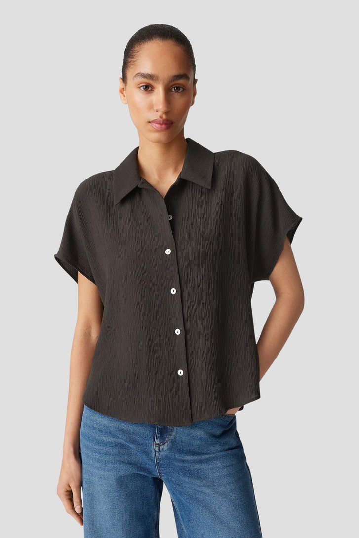 Le devant de Blouse marron foncé à texture froissée de Opus pour Femmes