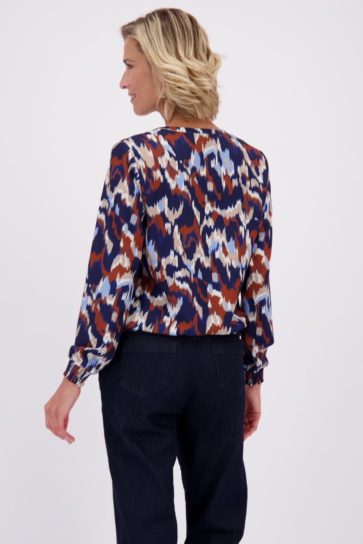 Achterkant van Blouse met blauw-bruine print door Claude Arielle voor Dames