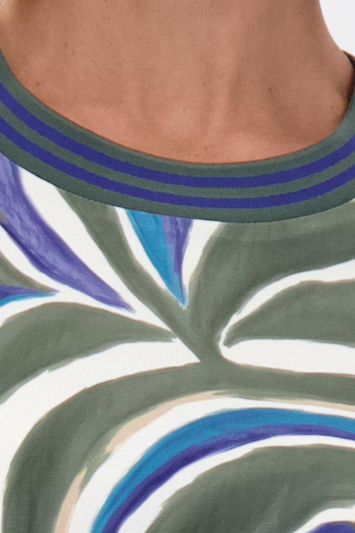 Detail van Blouse met blauw en groene grafische print door Claude Arielle voor Dames