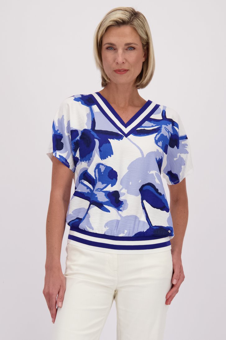 Voorkant van Blouse met blauwe bloemenprint door Claude Arielle voor Dames