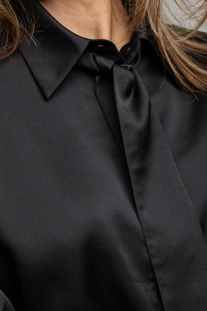 Détail de Blouse noire avec lavallière de Louise pour Femmes