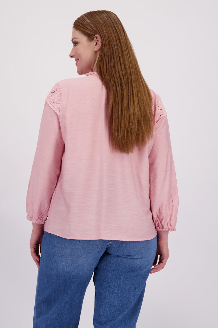 Le dos de Blouse rose clair avec broderie anglaise de ONLY Carmakoma pour Femmes