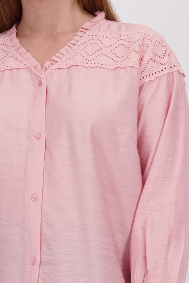 Détail de Blouse rose clair avec broderie anglaise de ONLY Carmakoma pour Femmes