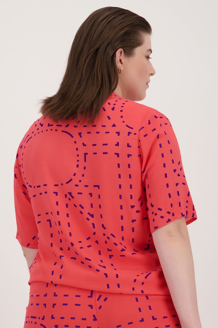 Le dos de Blouse rose corail à motif violet de ONLY Carmakoma pour Femmes