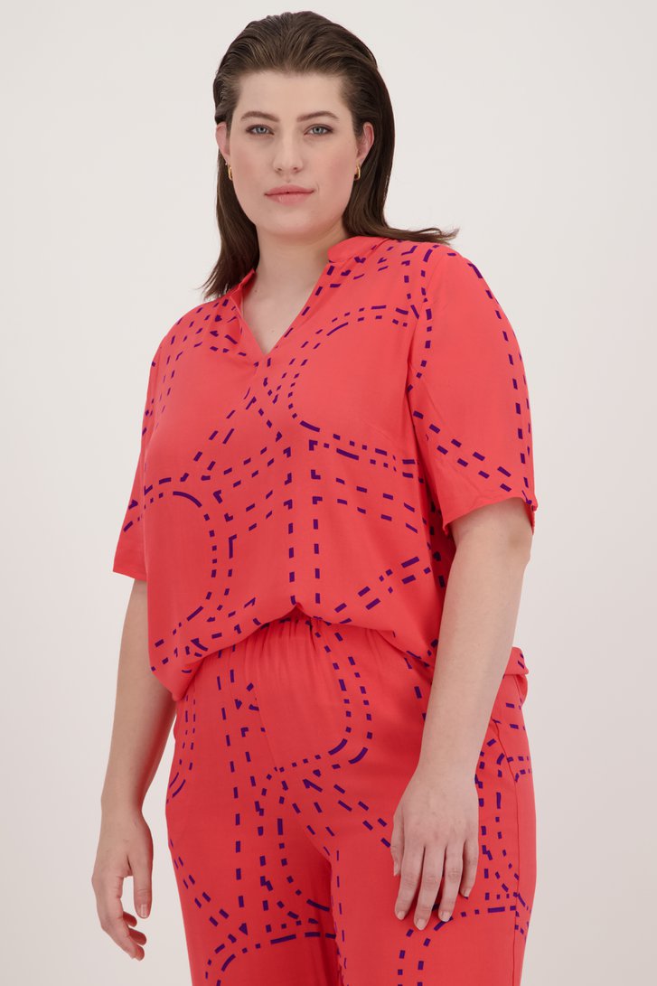 Le devant de Blouse rose corail à motif violet de ONLY Carmakoma pour Femmes