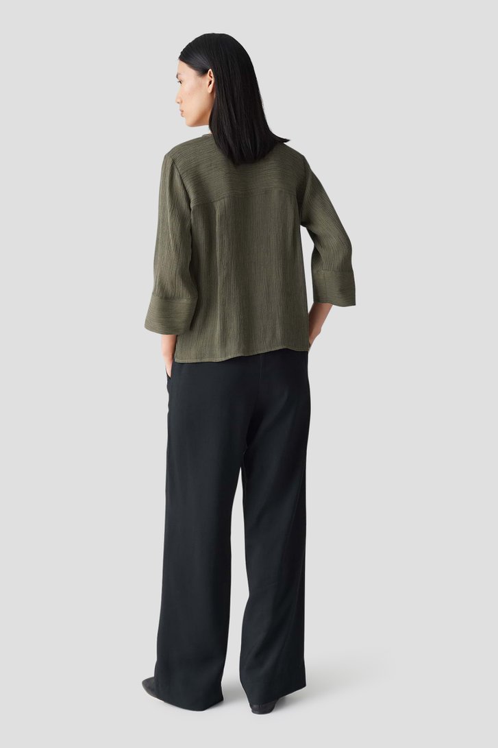 Le dos de Blouse vert olive à manches 3/4 de Opus pour Femmes