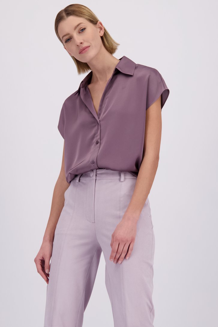 Le devant de  Blouse violette en tissu brillant de D'Auvry pour Femmes