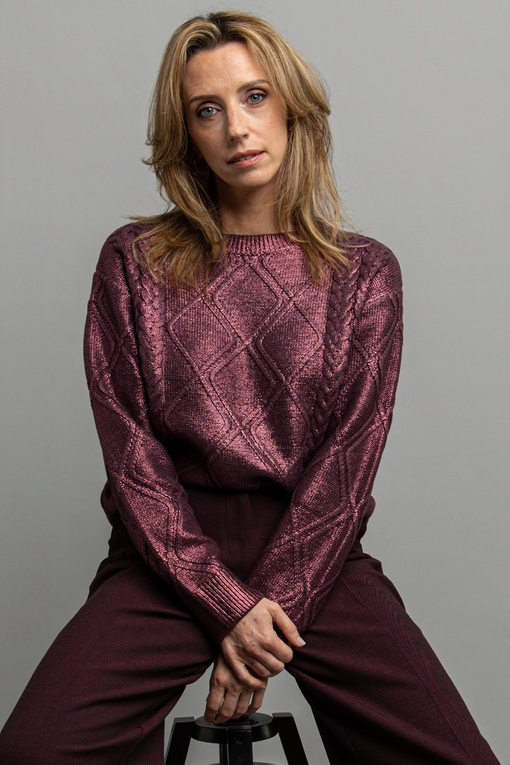 Voorkant van Bordeaux gebreide trui met glanzende coating door Louise voor Dames