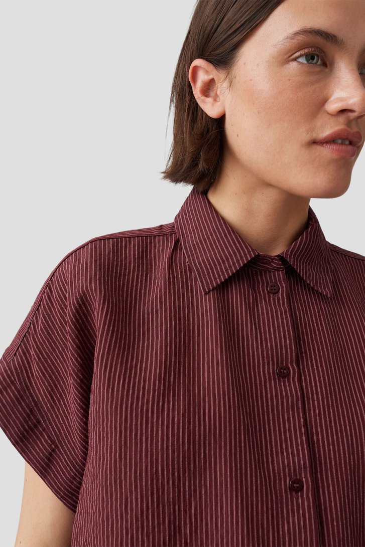 Detail van Bordeaux gestreepte blouse met strikkoord door Opus voor Dames