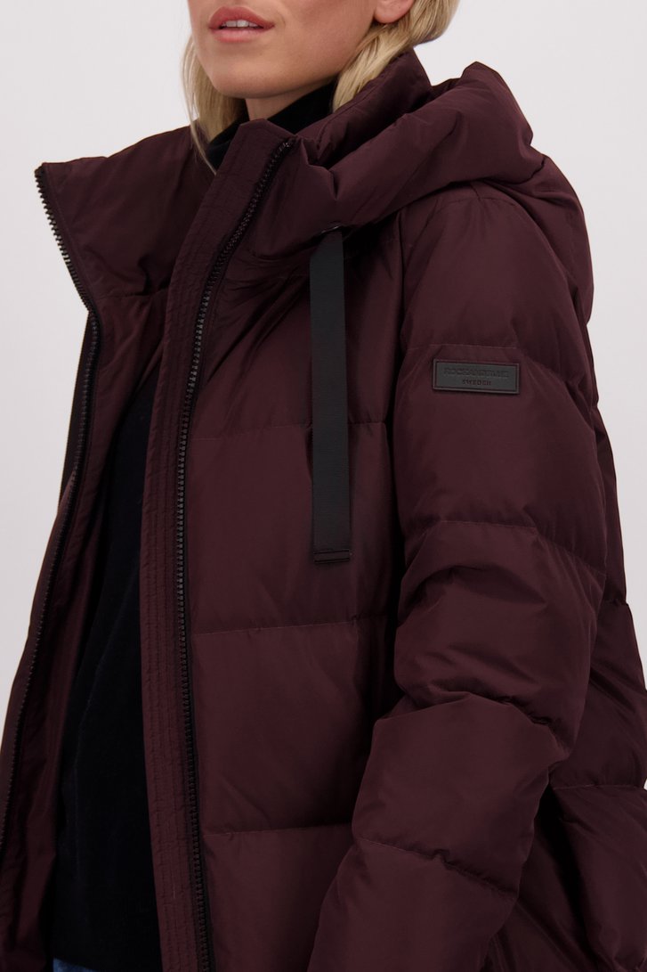 Detail van Bordeaux halflange gewatteerde jas door Rock and Blue voor Dames