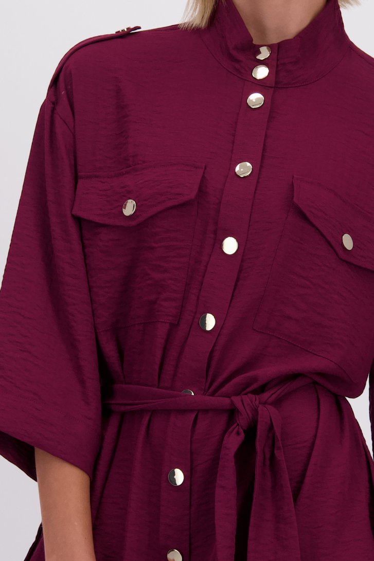 Detail van Bordeaux kleedje met metallic knopen door D'Auvry voor Dames
