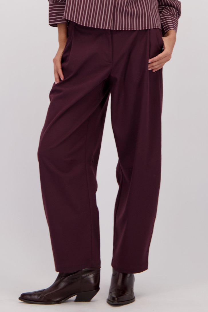Detail van Bordeauxbruine broek met elastische taille door Louise voor Dames