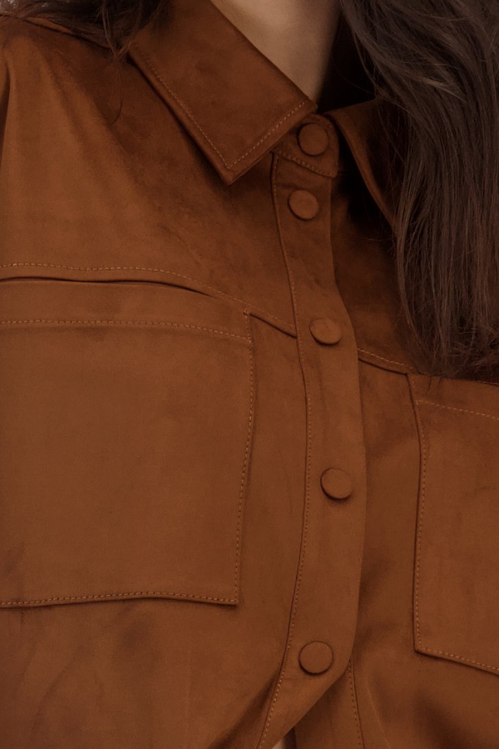 Detail van Bruin overshirt in suède look door Louise voor Dames