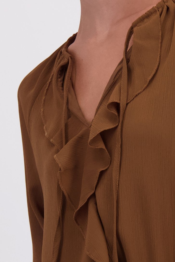 Detail van Bruine blouse met ruffles  door More & More voor Dames