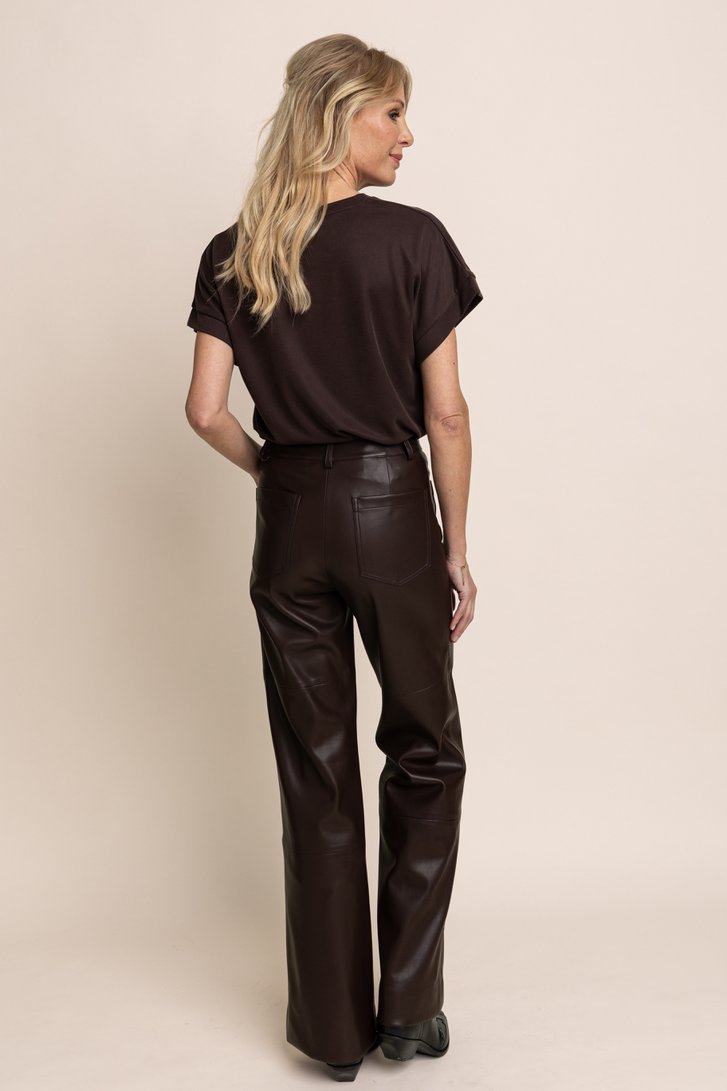 Achterkant van Bruine broek in leather look door AC by Annelien Coorevits voor Dames