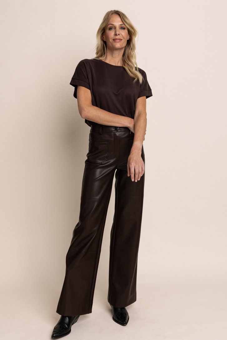 Voorkant van Bruine broek in leather look door AC by Annelien Coorevits voor Dames