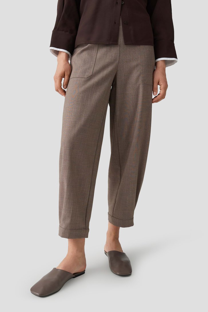 Voorkant van Bruine geklede broek - Barrel fit - 7/8 lengte door Opus voor Dames