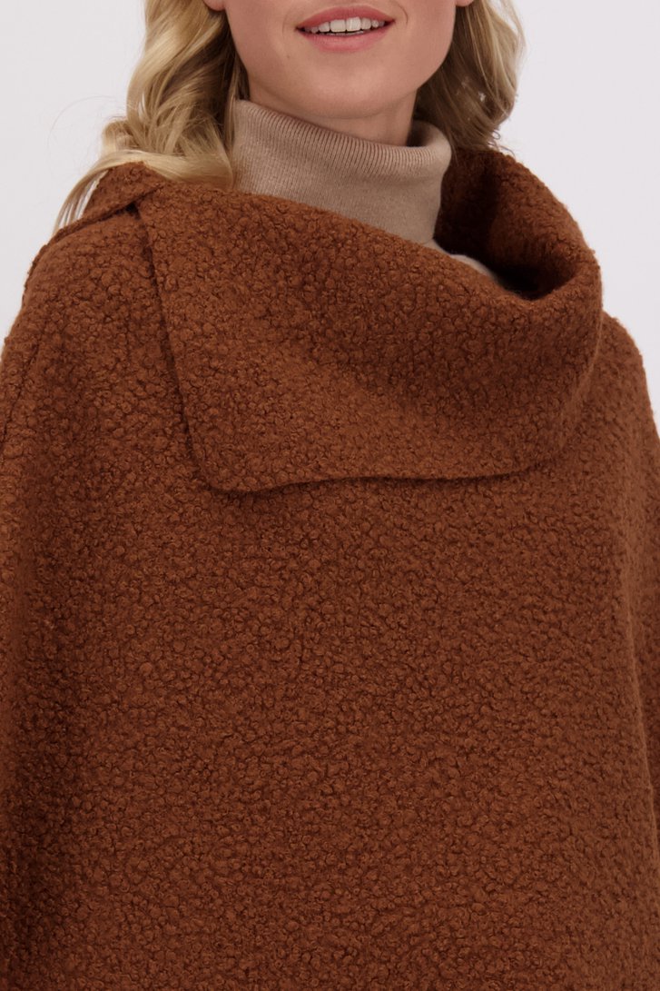 Detail van Bruine poncho met bouclé look door Modeno voor Dames