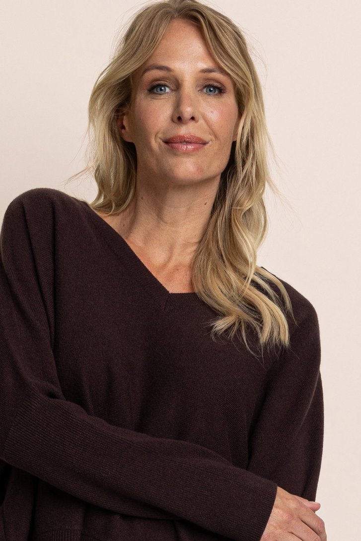 Detail van Bruine wollen trui met V-hals door AC by Annelien Coorevits voor Dames