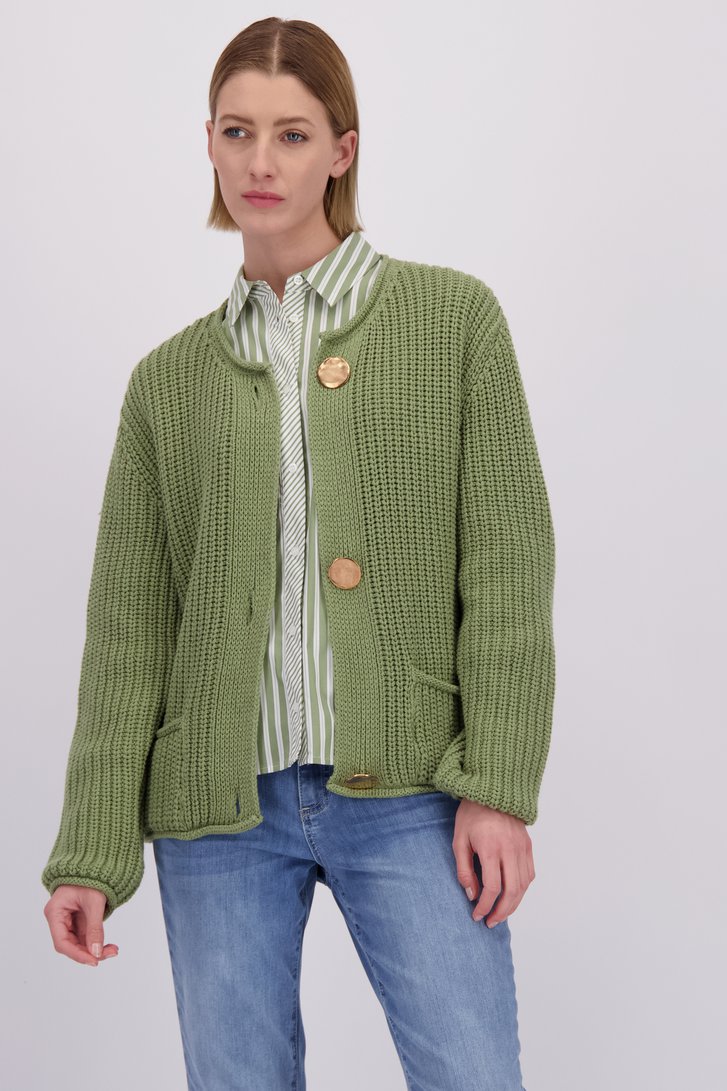 Le devant de Cardigan vert en maille avec boutons fantaisie de More & More pour Femmes