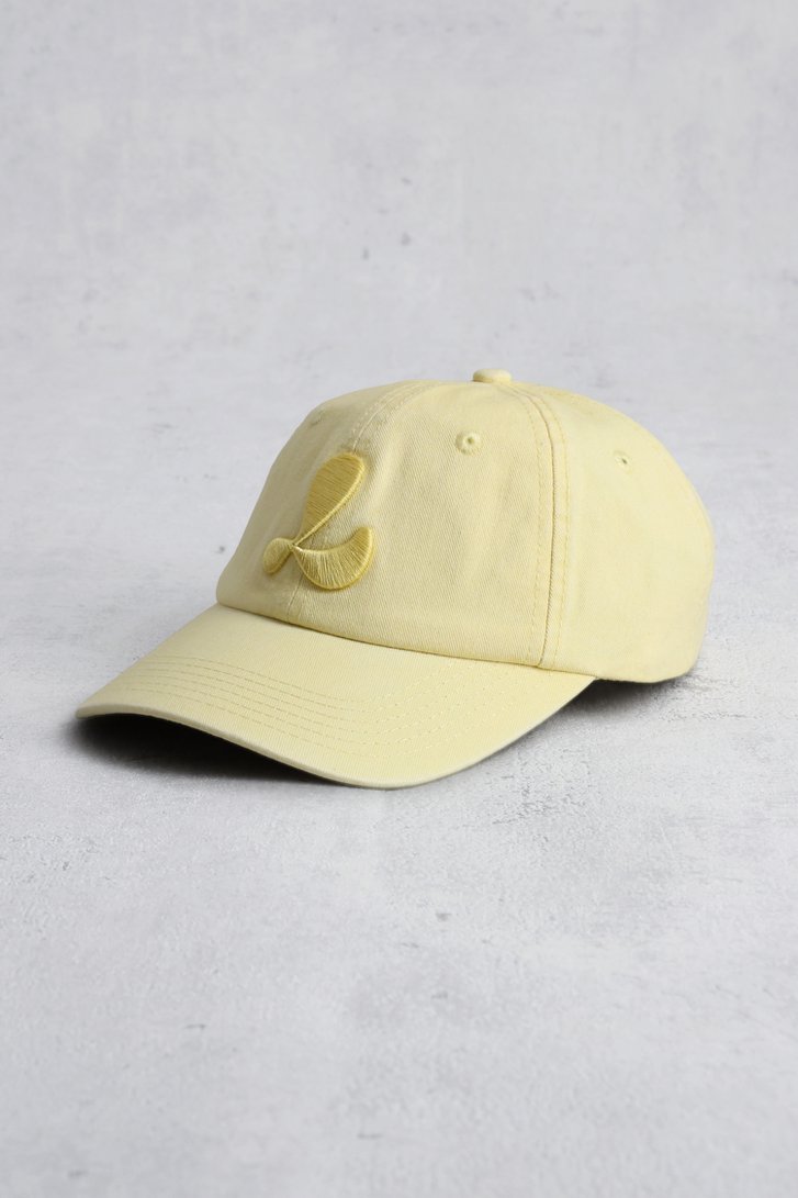 Le devant de Casquette jaune à effet délavé de Louise pour Femmes