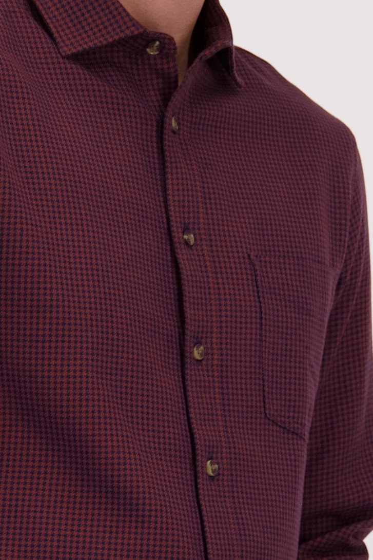 Détail de Chemise à carreaux bordeaux et bleu – Regular fit de Ravøtt pour Hommes
