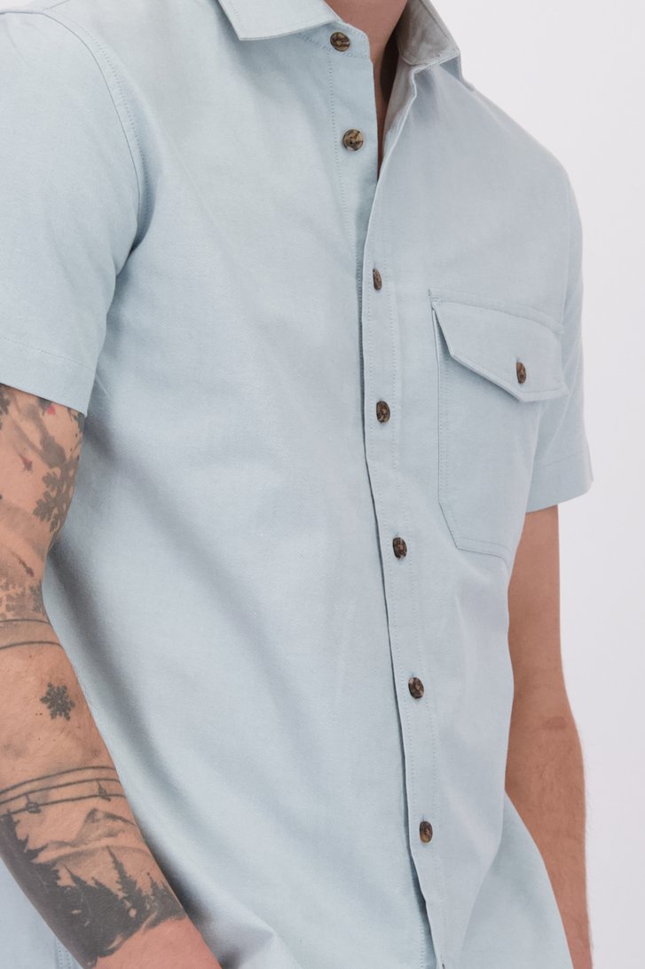 Détail de Chemise bleu clair à manches courtes de Ravøtt pour Hommes