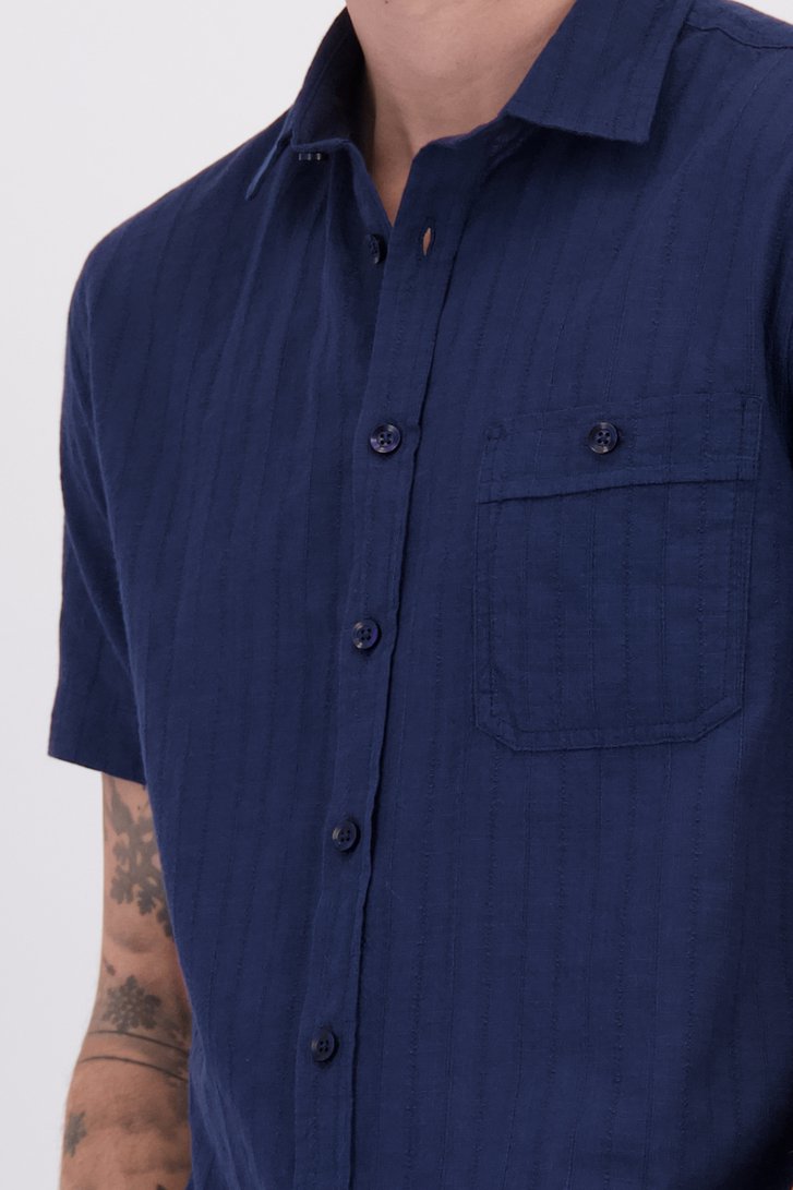 Détail de Chemise bleu marine en maille structurée de Ravøtt pour Hommes