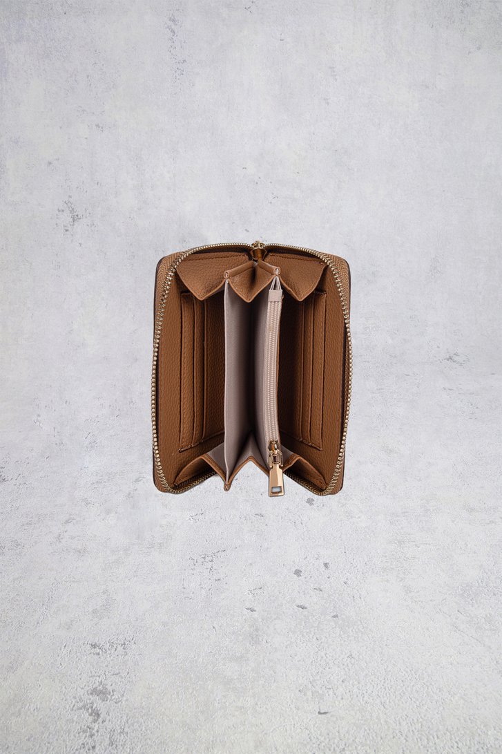 Detail van Cognackleurige portemonnee met leather look door Laurent David voor Dames