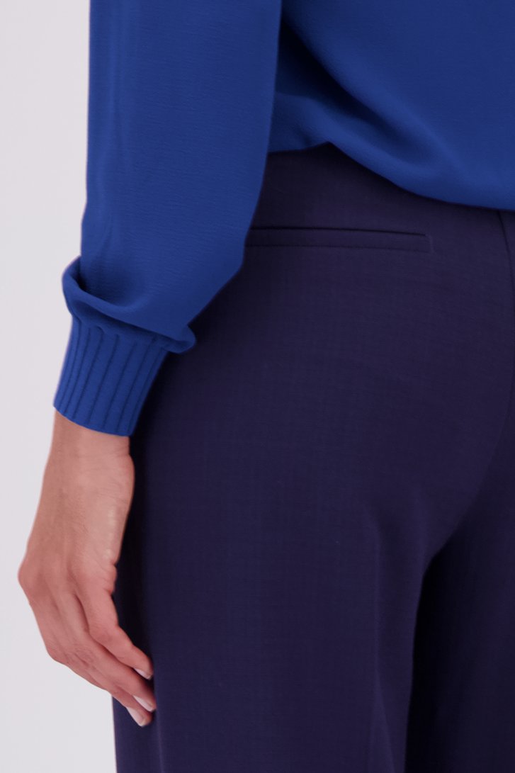 Detail van Donkerblauwe broek in structuurstof door Claude Arielle voor Dames