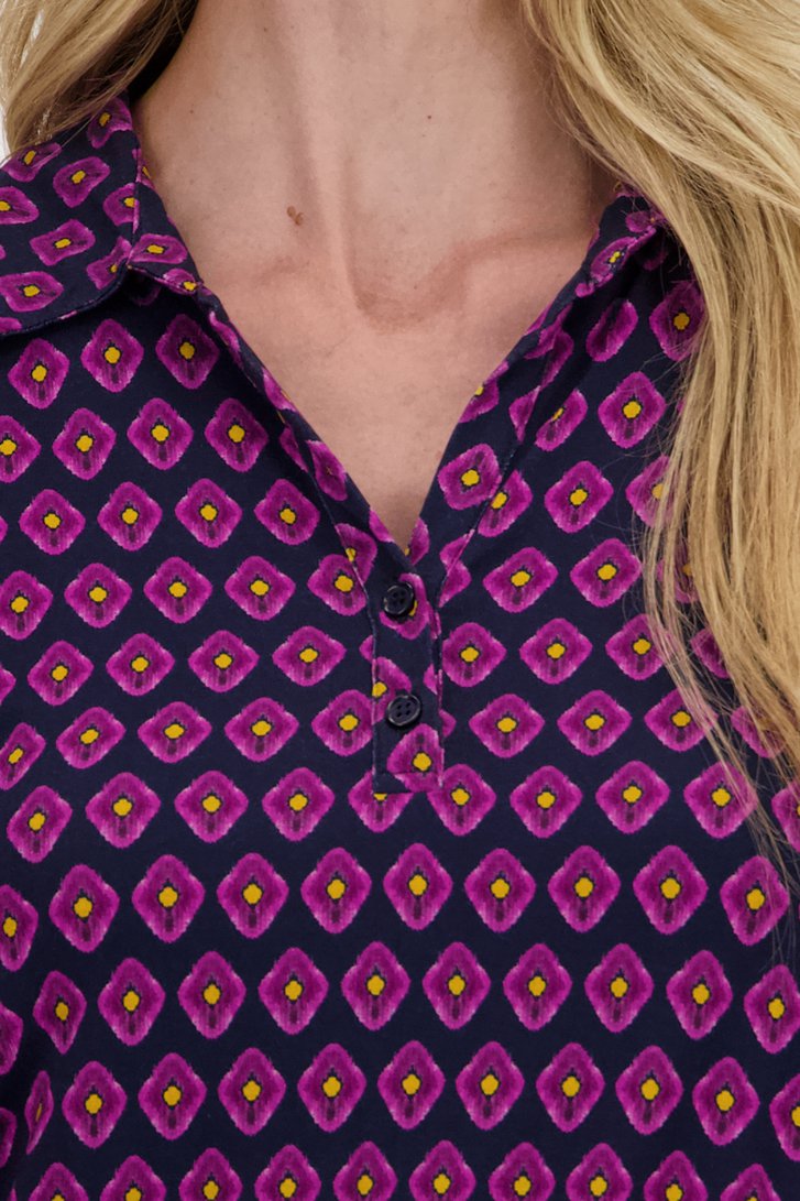 Donkerblauwe polo met paarse print van Claude Arielle voor Dames