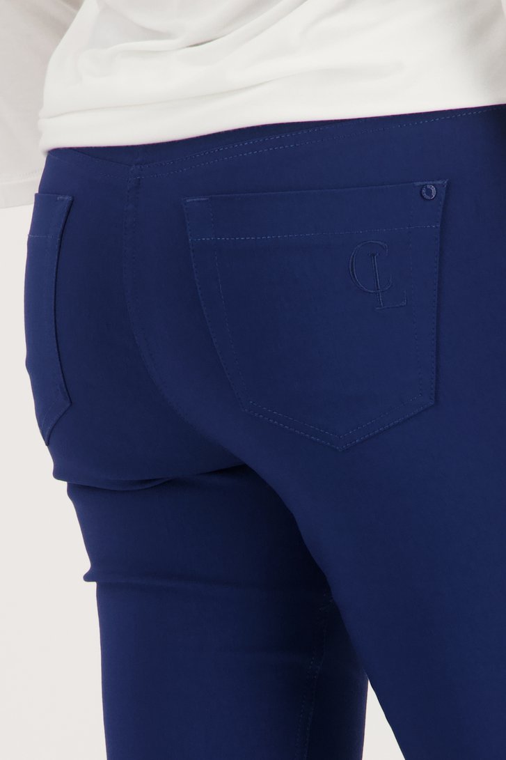 Detail van Donkerblauwe strechbroek door Claude Arielle voor Dames