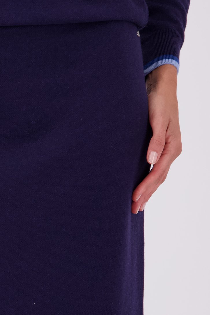 Detail van Donkerblauwe tricot rok door Claude Arielle voor Dames
