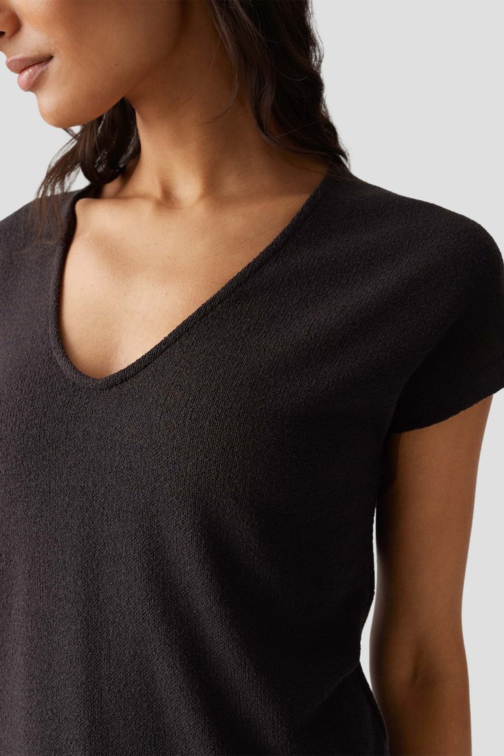 Detail van Donkerbruin T-shirt met V-hals door Opus voor Dames